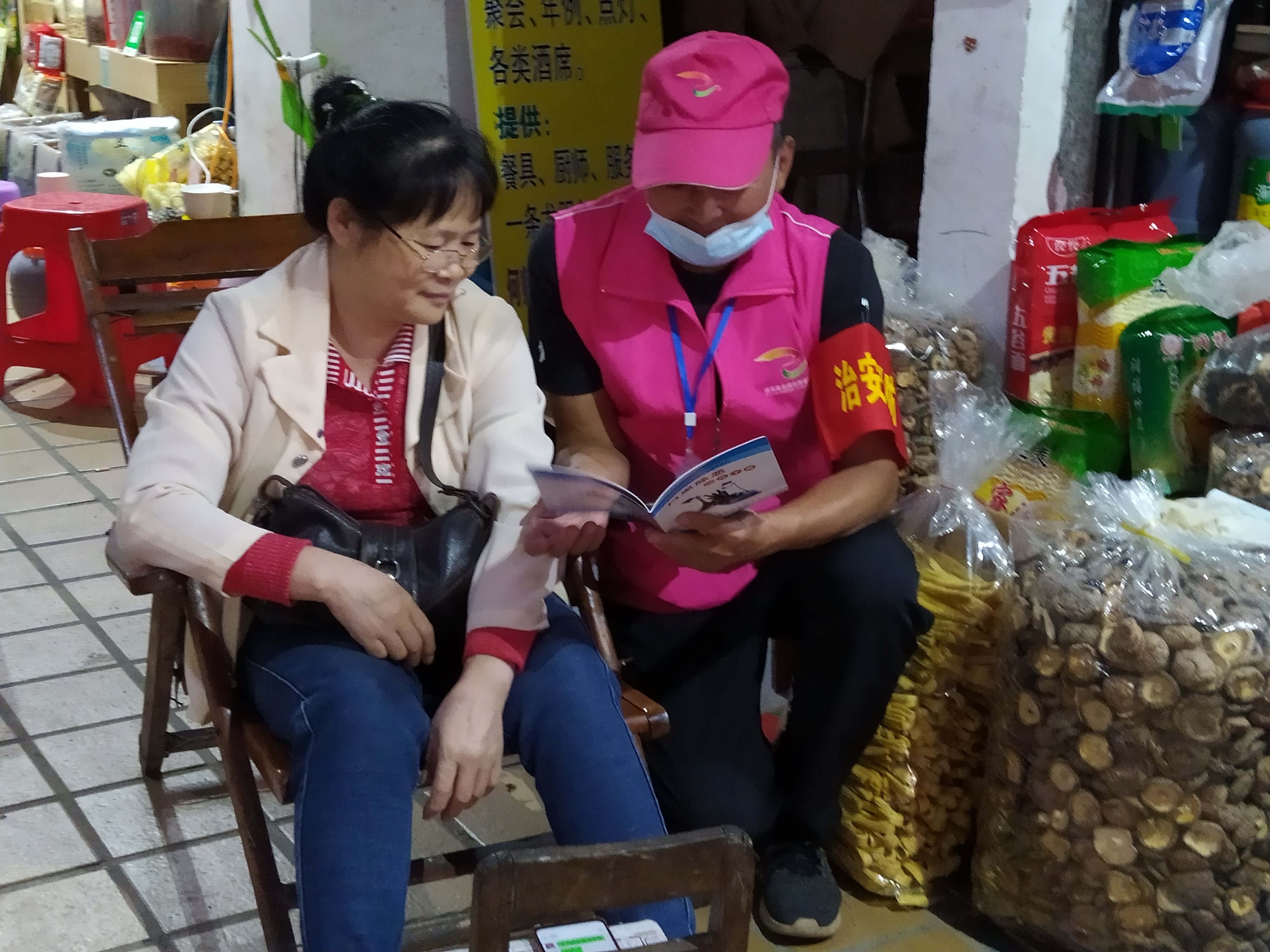 10月26日，團縣委組織志愿者組建“治安聯(lián)防”志愿者服務(wù)隊2.jpg