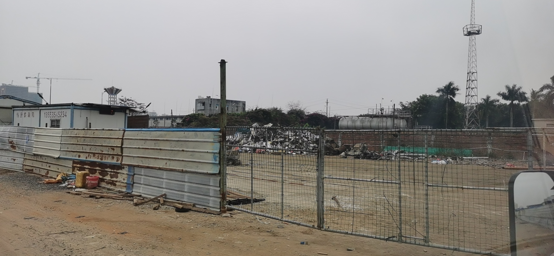 廢品站與工廠氣庫(kù)僅一墻之隔，存在安全隱患.jpg